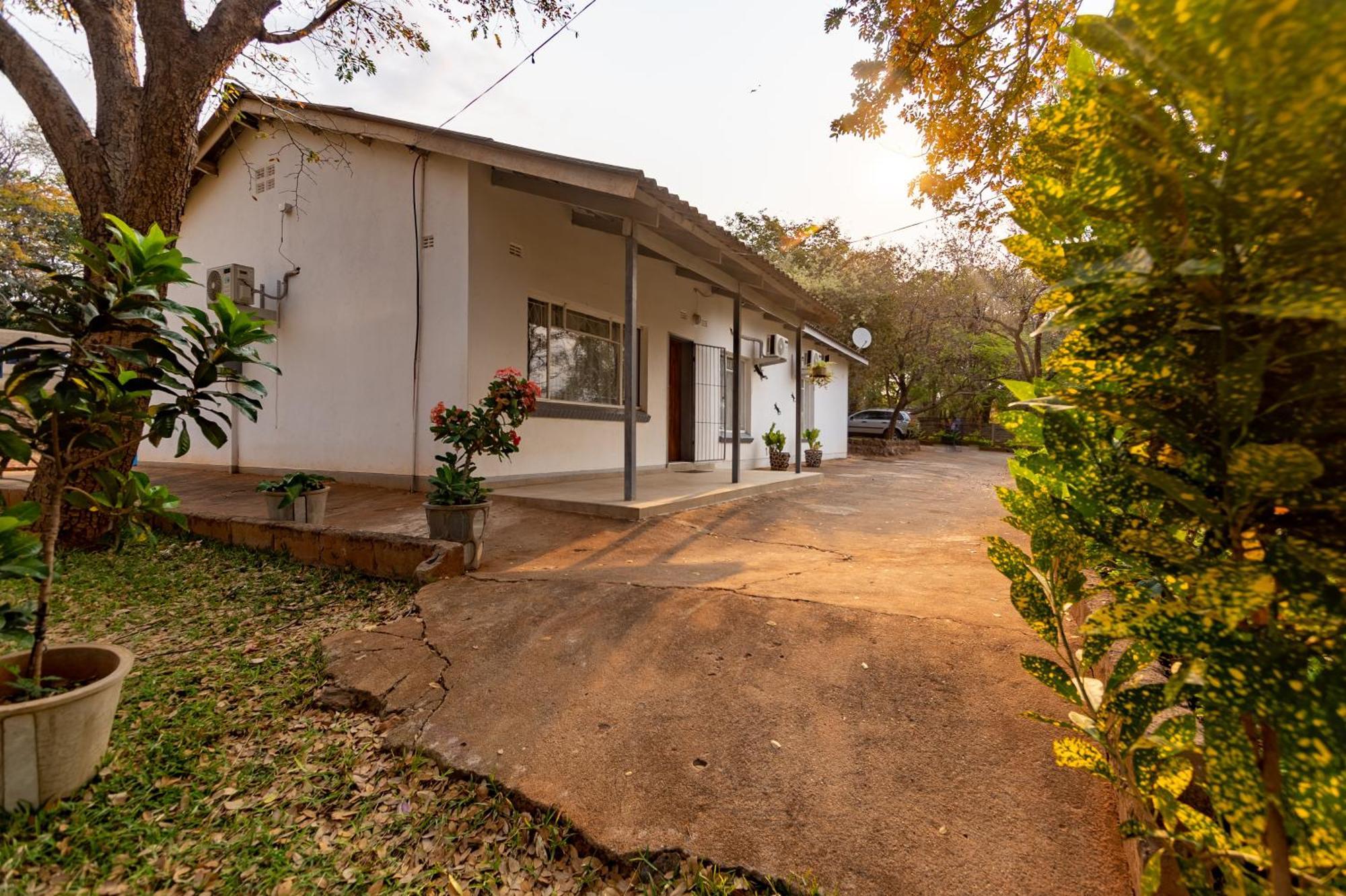 Wood Road Guest Lodge شلالات فيكتوريا المظهر الخارجي الصورة