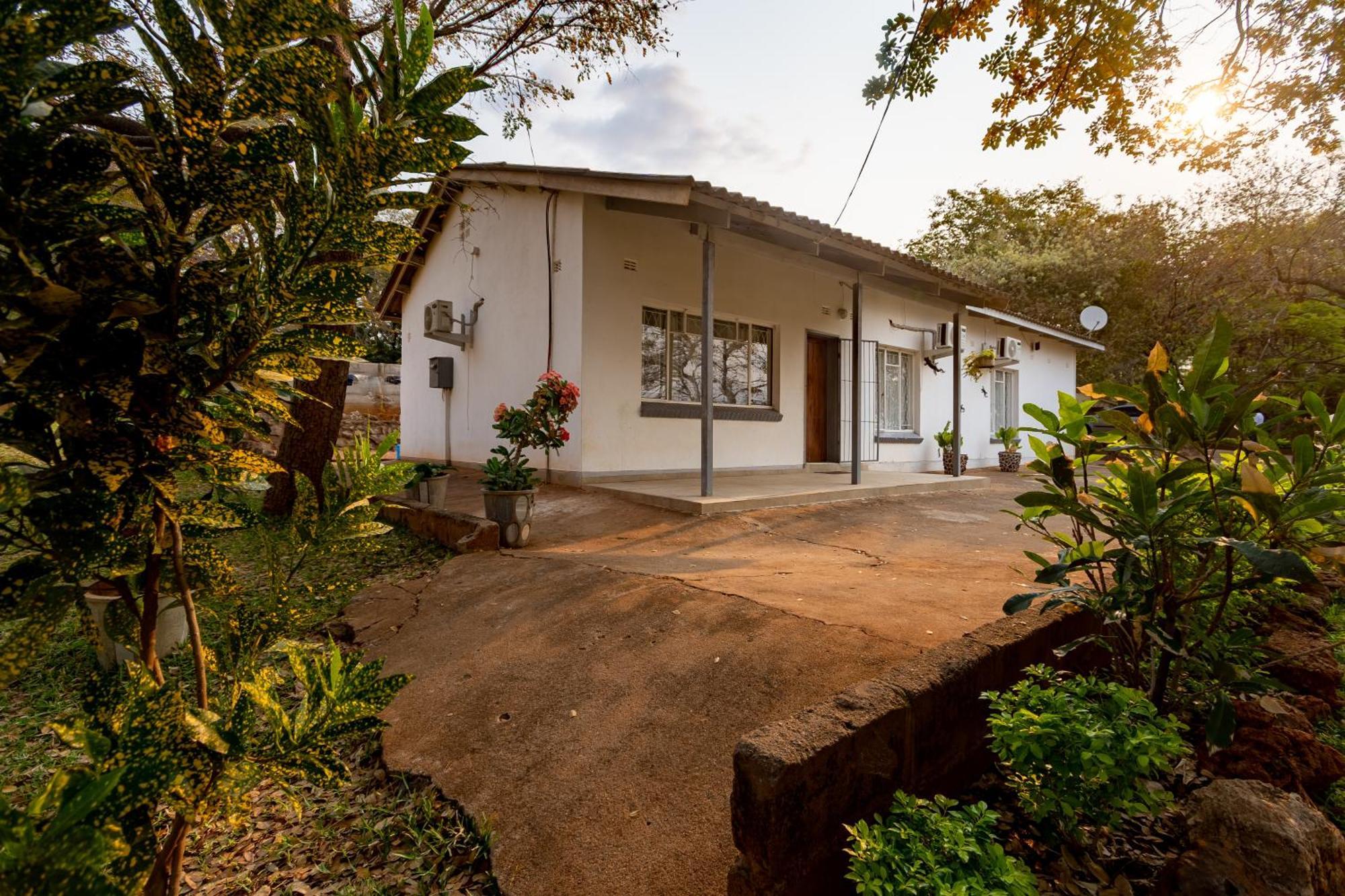 Wood Road Guest Lodge شلالات فيكتوريا المظهر الخارجي الصورة