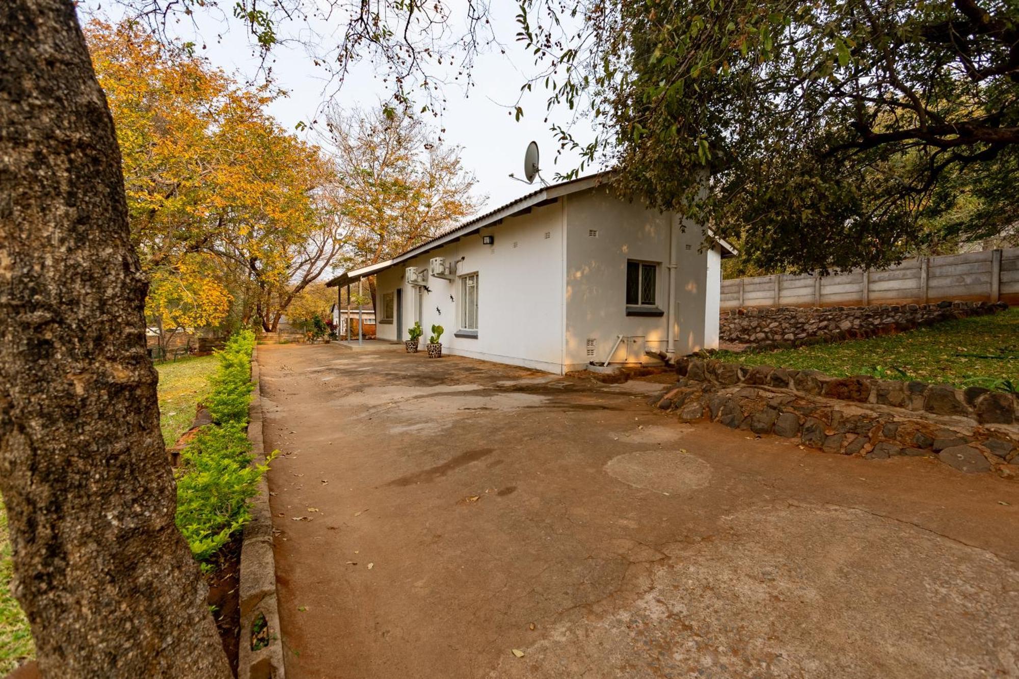 Wood Road Guest Lodge شلالات فيكتوريا المظهر الخارجي الصورة